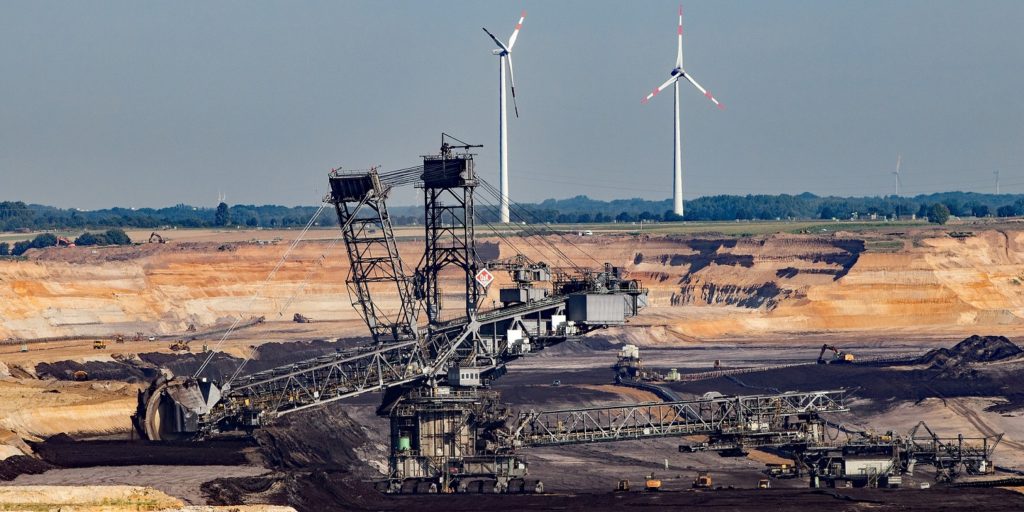 Kohle-Tagebau mit Windanlage