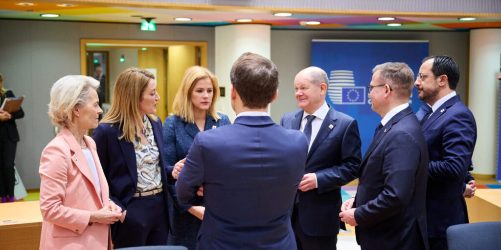 Kommissionspräsidentin Ursula von der Leyen besuchte die Ratssitzung in dieser Woche und trag neben Olaf Scholz und seinem französischen Amtskollegen Emmanuel Macron auch Evika Siliņa (Lettland), Petteri Orpo (Finnland) and Nikos Christodoulides (Zypern) und die EU-Parlamentspräsidentin Roberta Metsola.