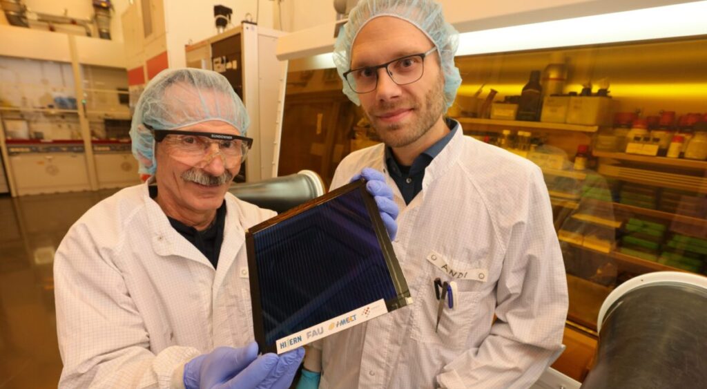 Andreas Distler (rechts) und Hans-Joachim Egelhaaf, Gruppenleiter am HI ERN, mit dem Weltrekordmodul