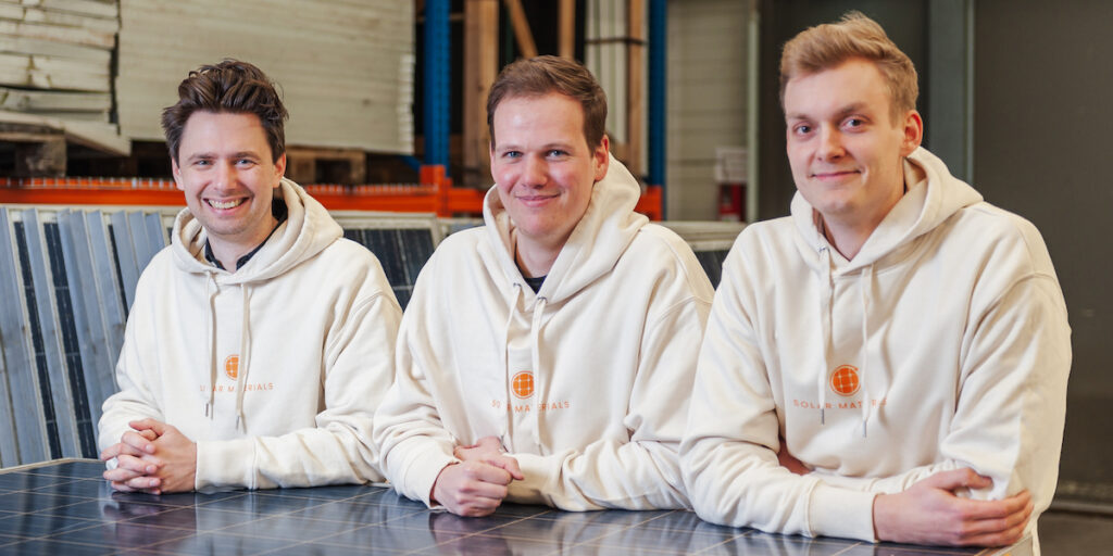Fridolin Franke (r.), zuständig für Business Development, Operations & Finance bei Solar Materials, auf dem Foto der Gründer mit Jan-Philipp Mai (l.) und Jan Bargel.