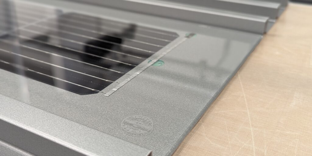 »AluPV«-Konzept, Kombination aus Photovoltaik und Aluminium-Profilen, entwickelt am Fraunhofer-Center für Silizium-Photovoltaik CSP